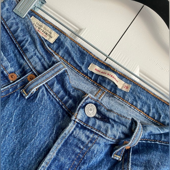 Levi’s Ribcage Straight - Picture 3 of 5